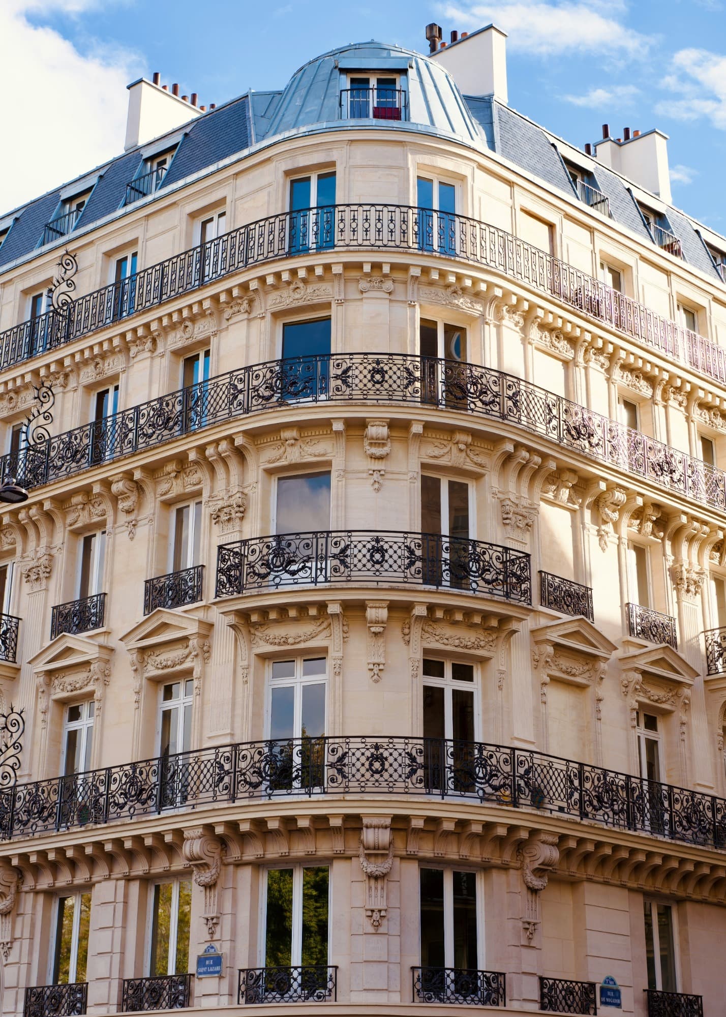 Façade d’un immeuble haussmannien à Paris