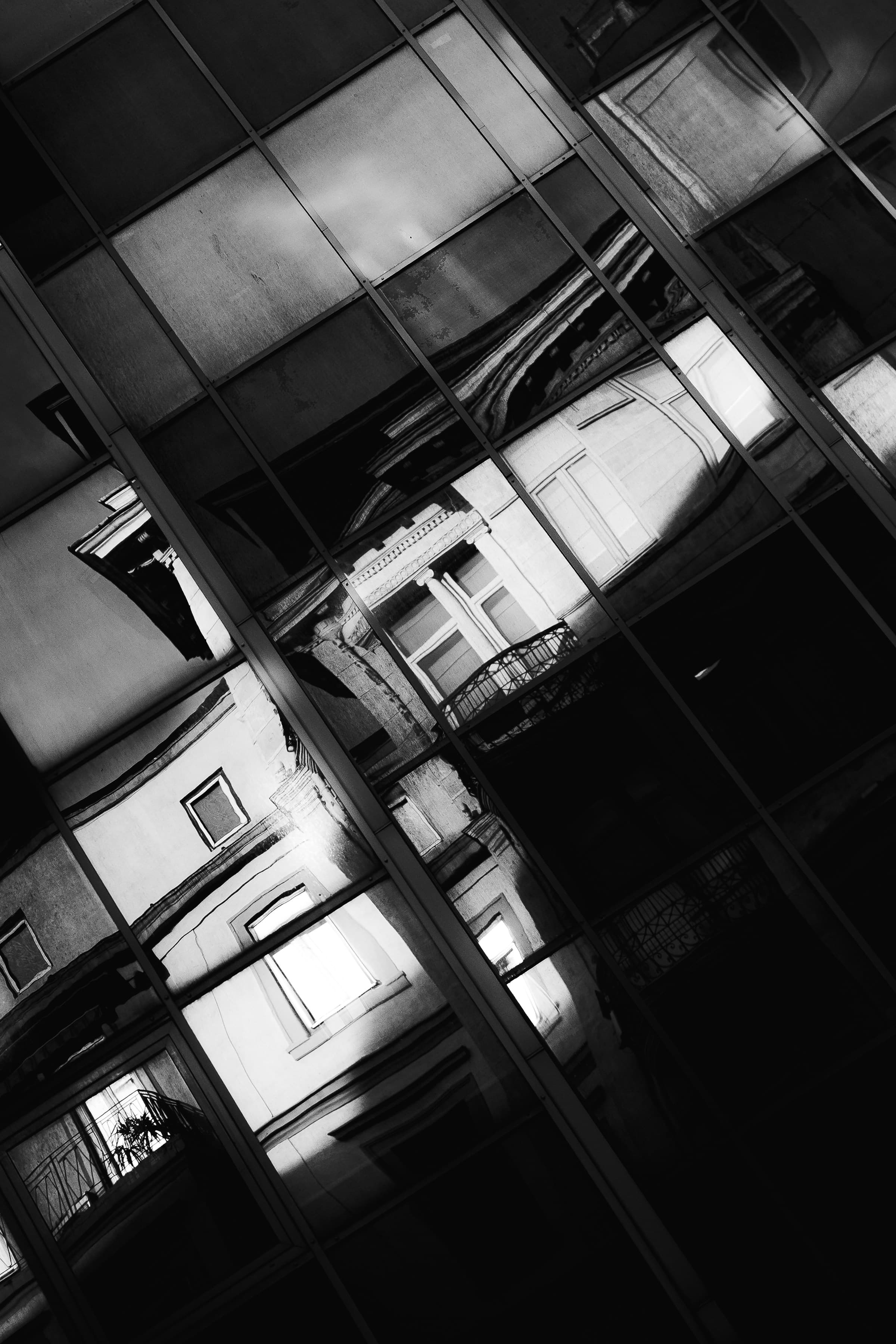 Reflet d'un immeuble dans une façade vitrée